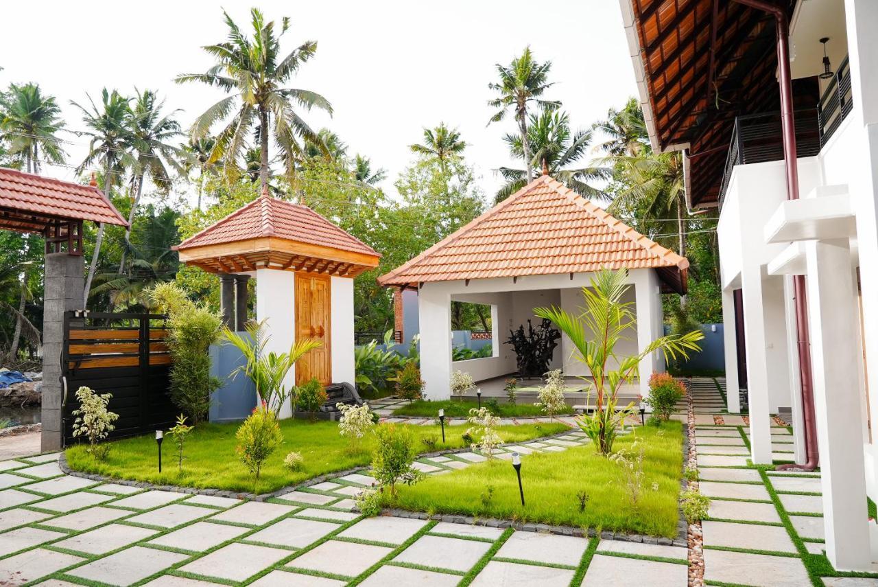 Kalloos Island Backwater Resort โกลลัม ภายนอก รูปภาพ