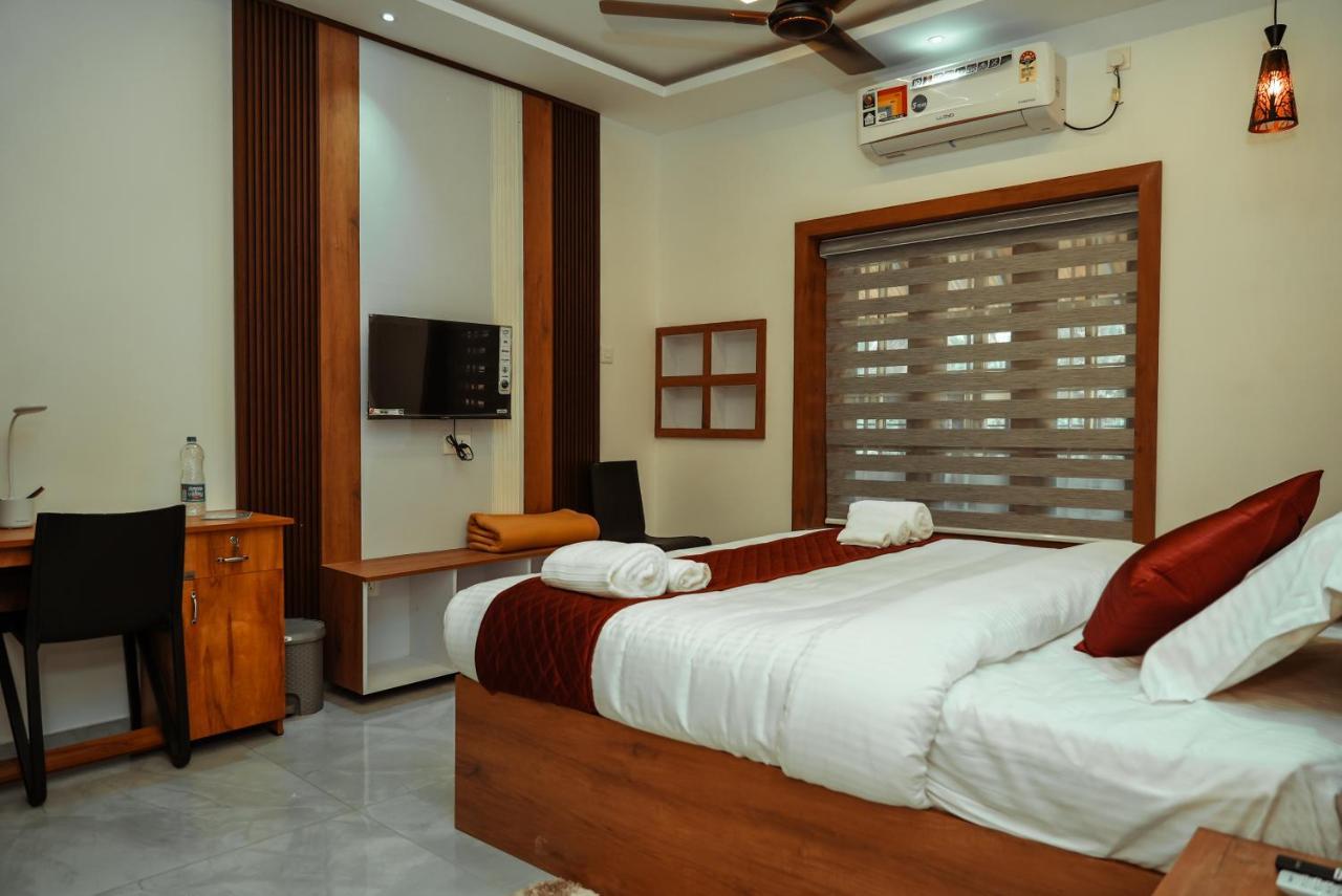 Kalloos Island Backwater Resort โกลลัม ภายนอก รูปภาพ